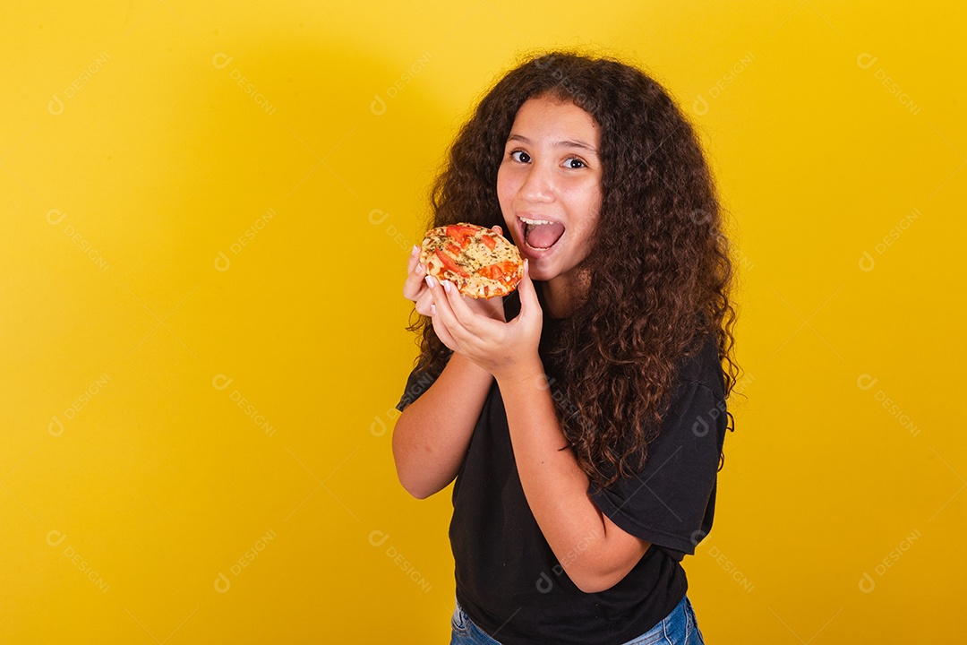 Linda mulher jovem garota segurando mini pizza sobre fundo isolado amarelo