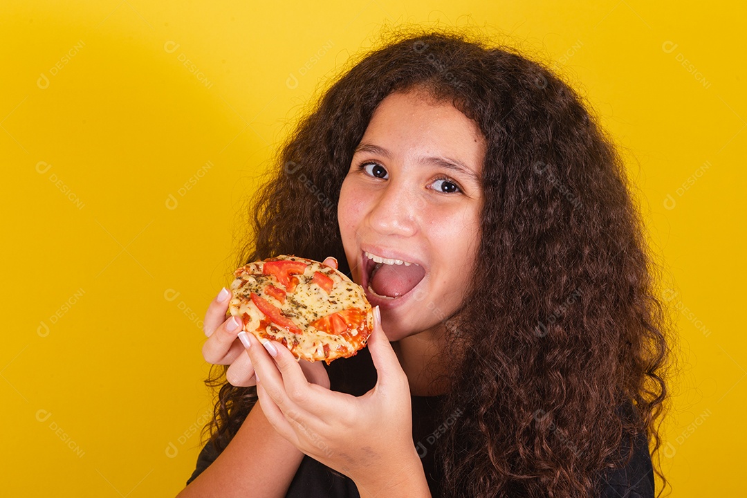 Linda mulher jovem garota segurando mini pizza sobre fundo isolado amarelo