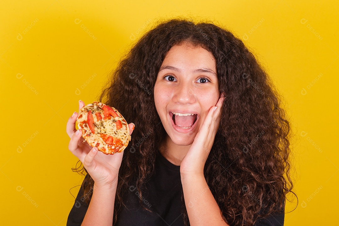 Linda mulher jovem garota segurando mini pizza sobre fundo isolado amarelo