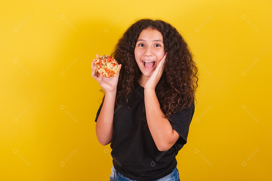 Linda mulher jovem garota segurando mini pizza sobre fundo isolado amarelo