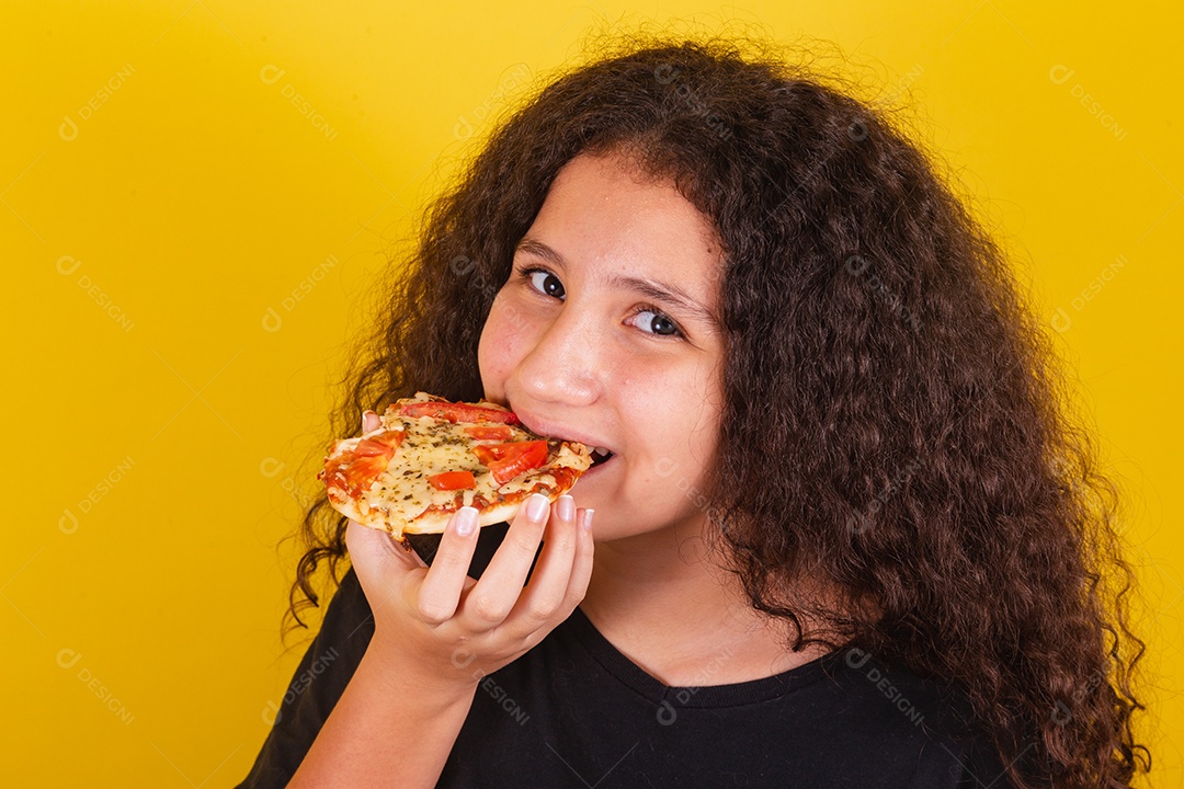 Linda mulher jovem garota segurando mini pizza sobre fundo isolado amarelo