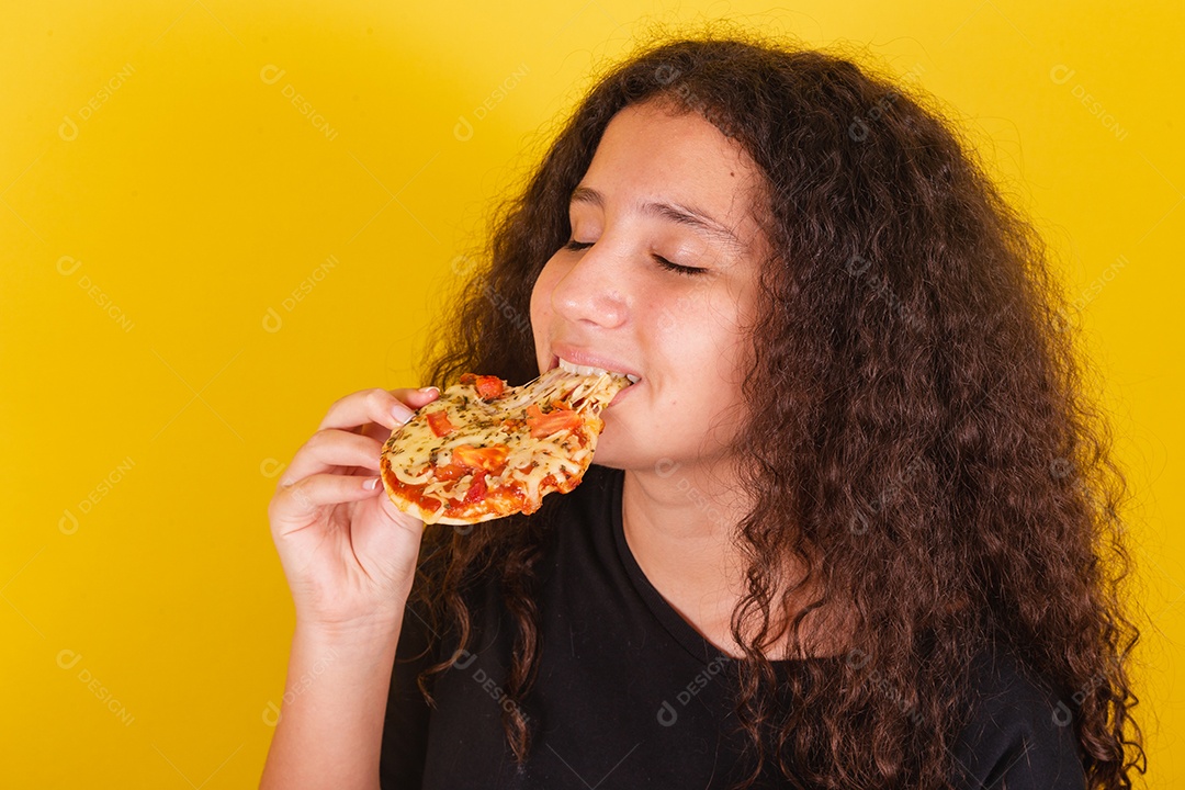 Linda mulher jovem garota segurando mini pizza sobre fundo isolado amarelo
