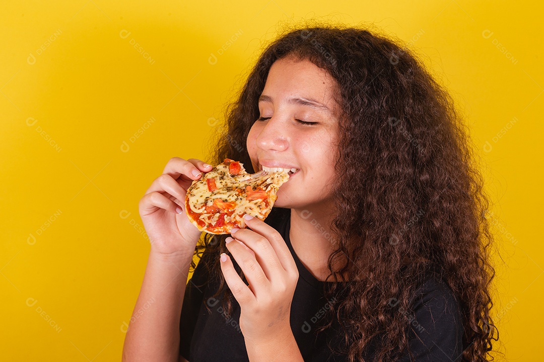 Brasileira, garota latina americana para cabelo afro, fundo amarelo