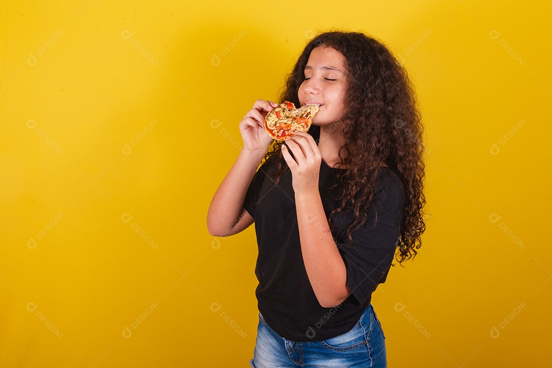 Brasileira, garota latina americana para cabelo afro, fundo amarelo