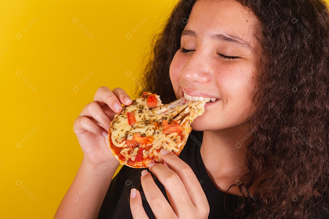 Brasileira, garota latina americana para cabelo afro, fundo amarelo