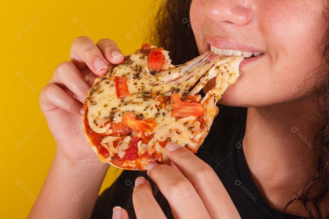 Brasileira, garota latina americana para cabelo afro, fundo amarelo