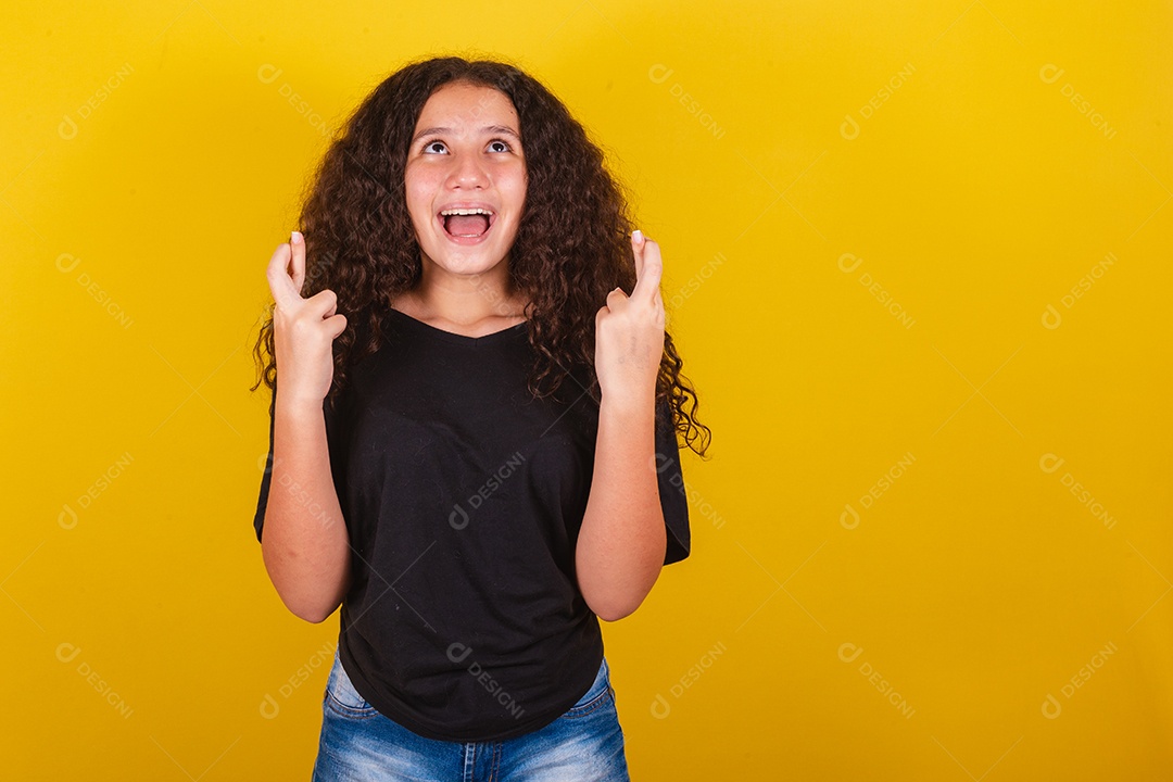 Linda mulher cabelo cacheado jovem sobre fundo isolado amarelo