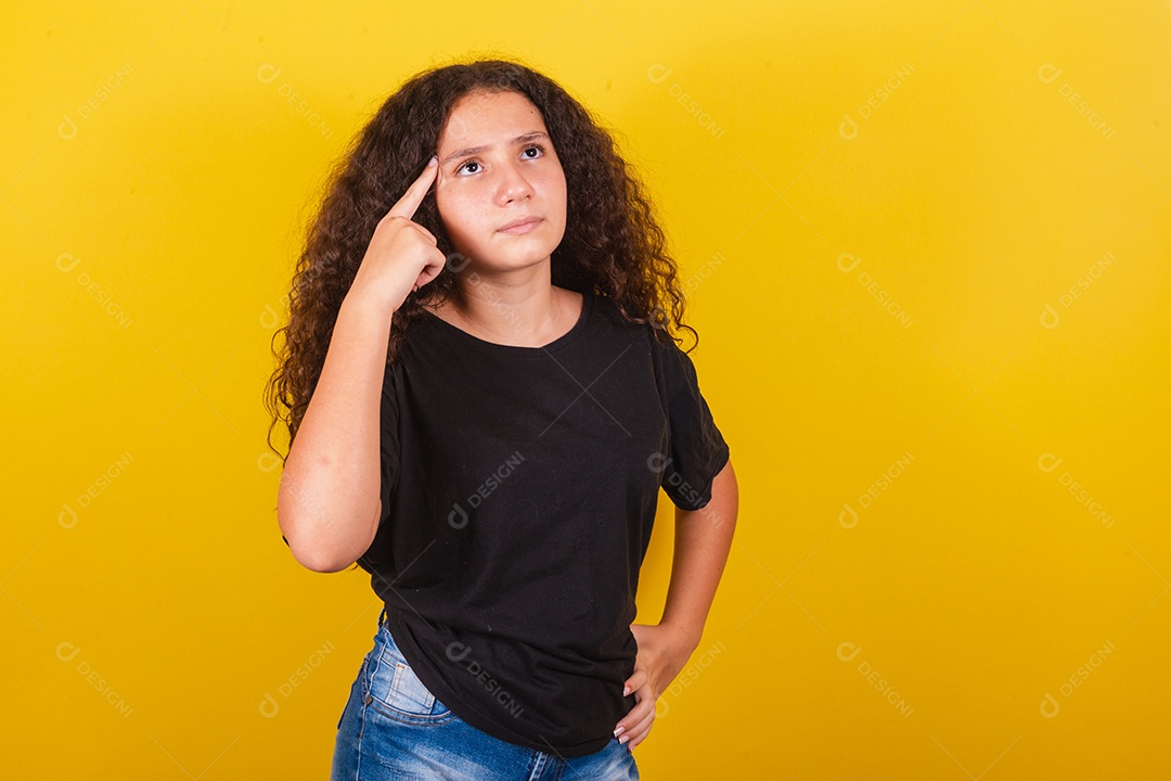 Linda mulher cabelo cacheado jovem sobre fundo isolado amarelo