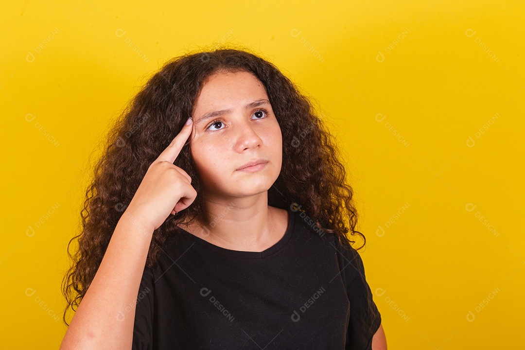 Linda mulher cabelo cacheado jovem sobre fundo isolado amarelo