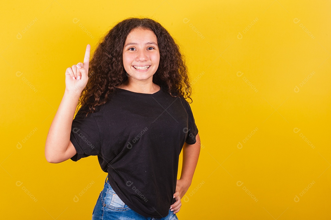 Linda mulher cabelo cacheado jovem sobre fundo isolado amarelo