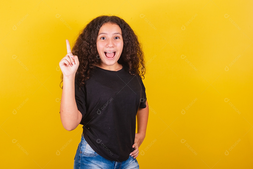 Linda mulher cabelo cacheado jovem sobre fundo isolado amarelo