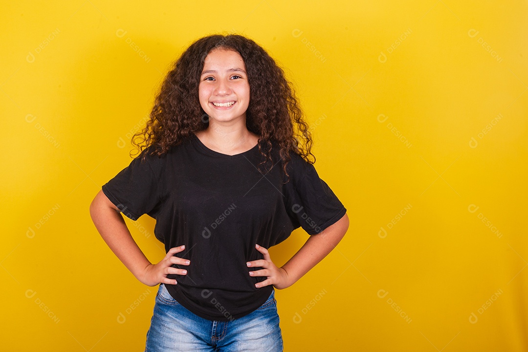 Linda mulher cabelo cacheado jovem sobre fundo isolado amarelo