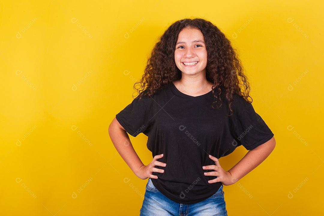 Linda mulher cabelo cacheado jovem sobre fundo isolado amarelo