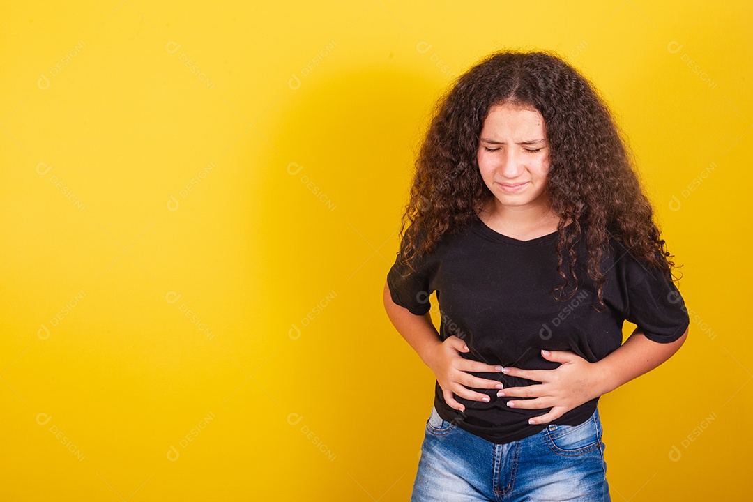 Linda mulher cabelo cacheado jovem sobre fundo isolado amarelo