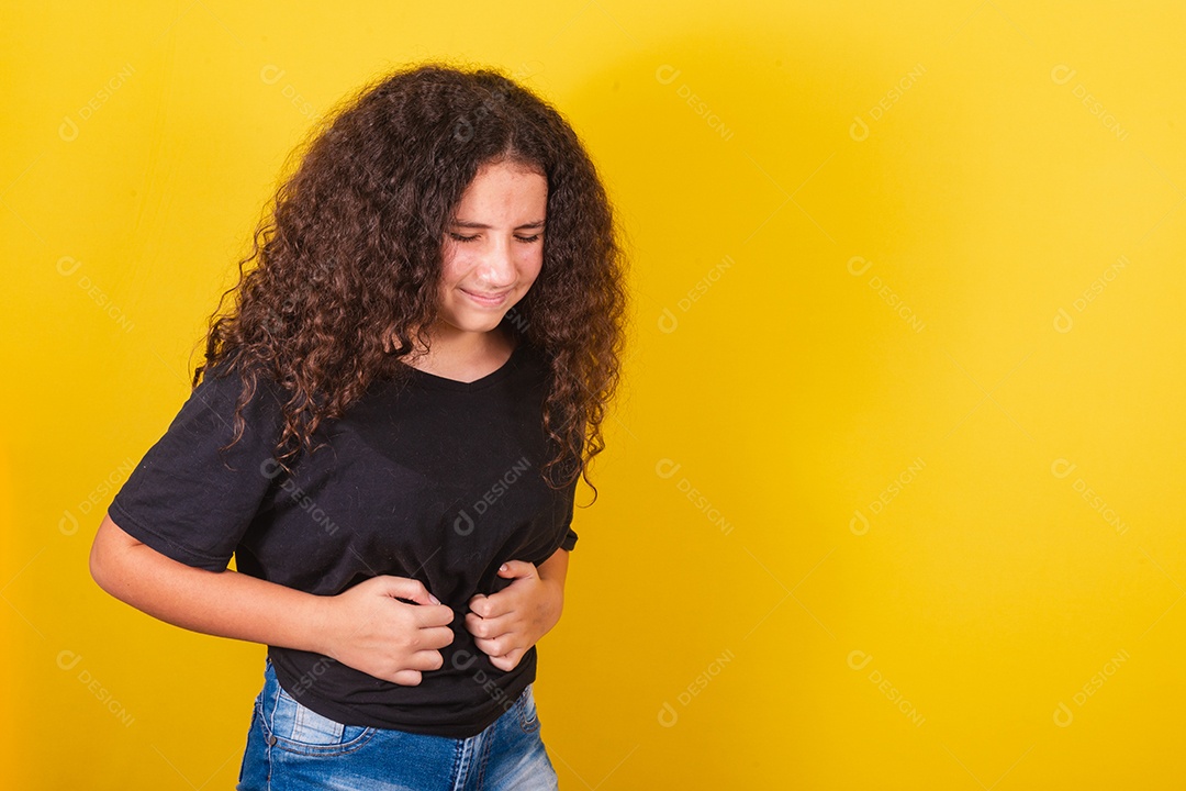 Linda mulher cabelo cacheado jovem sobre fundo isolado amarelo