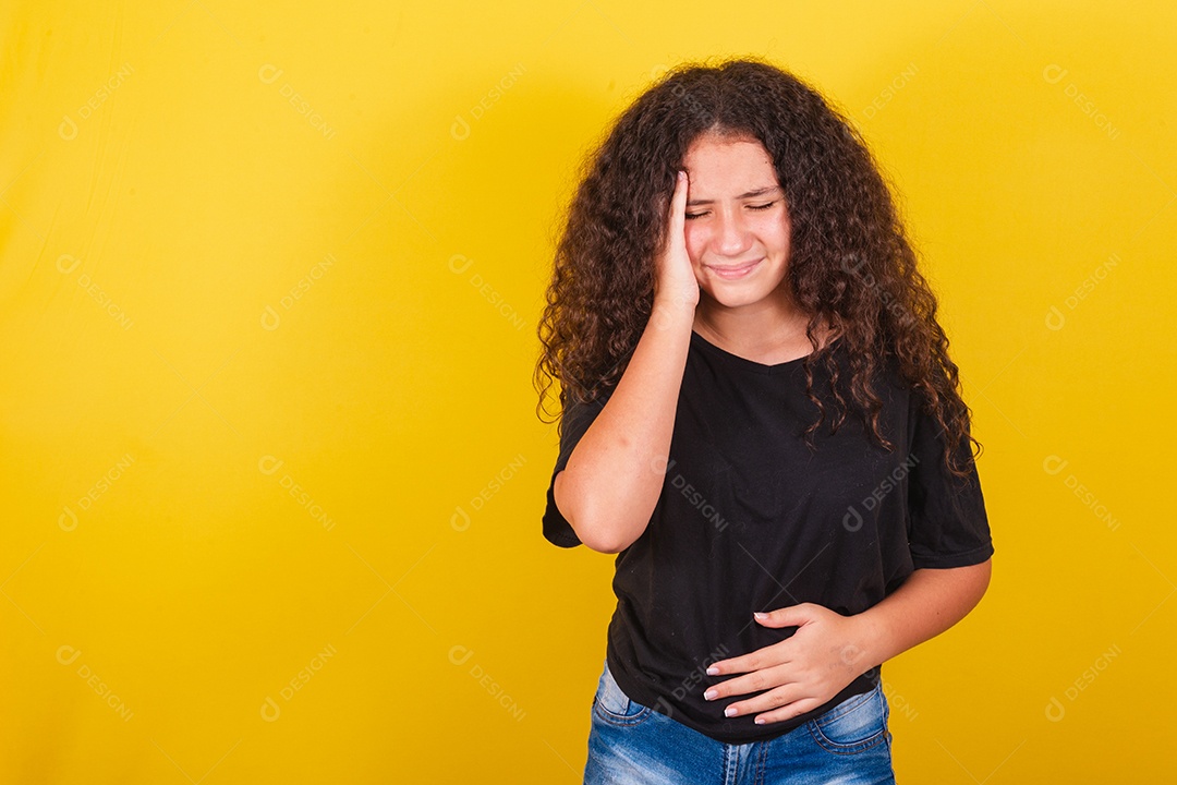 Linda mulher cabelo cacheado jovem sobre fundo isolado amarelo