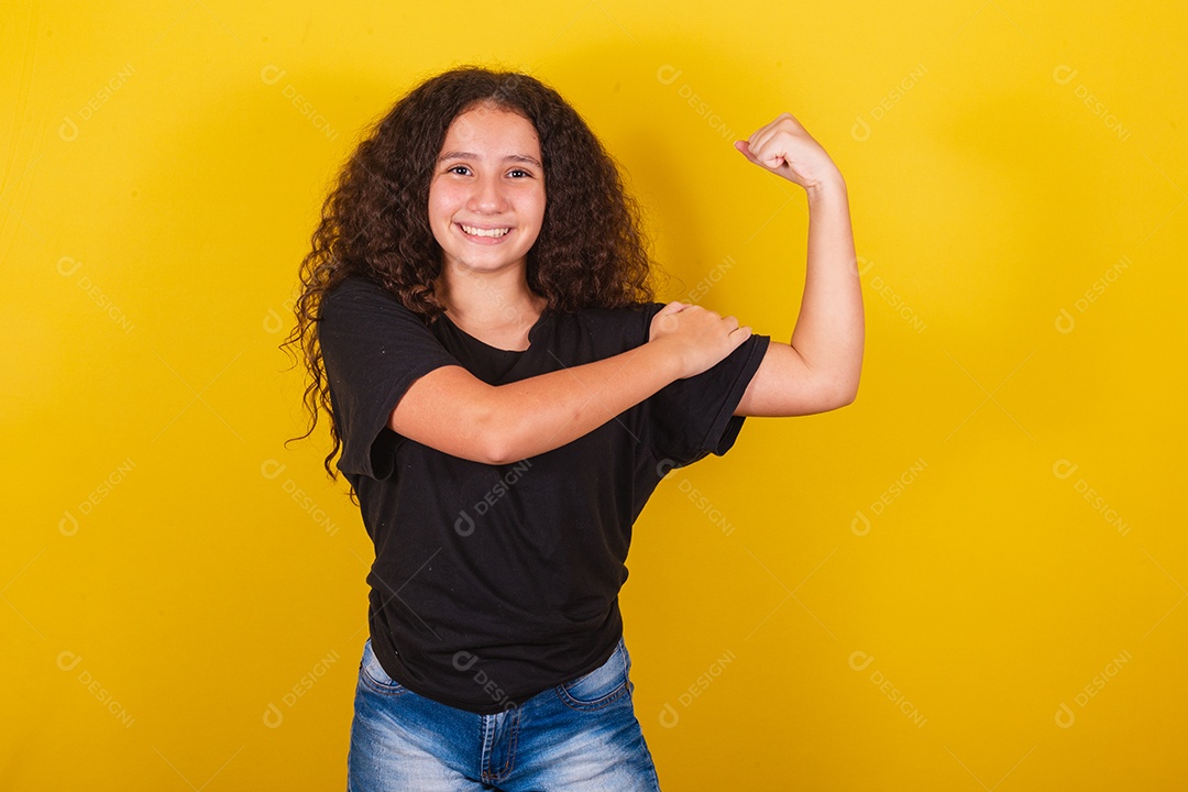 Linda mulher cabelo cacheado jovem sobre fundo isolado amarelo