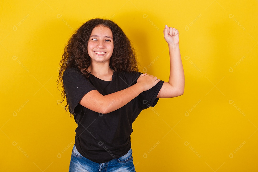 Linda mulher cabelo cacheado jovem sobre fundo isolado amarelo