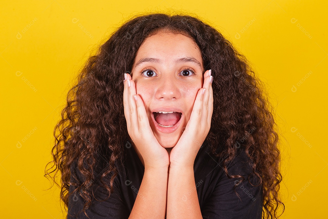 Linda mulher cabelo cacheado jovem sobre fundo isolado amarelo