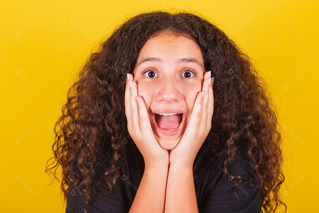 Linda mulher cabelo cacheado jovem sobre fundo isolado amarelo
