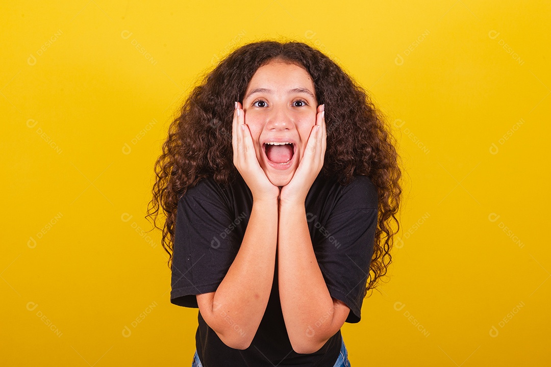 Linda mulher cabelo cacheado jovem sobre fundo isolado amarelo