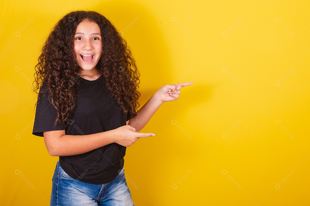 Linda mulher cabelo cacheado jovem sobre fundo isolado amarelo