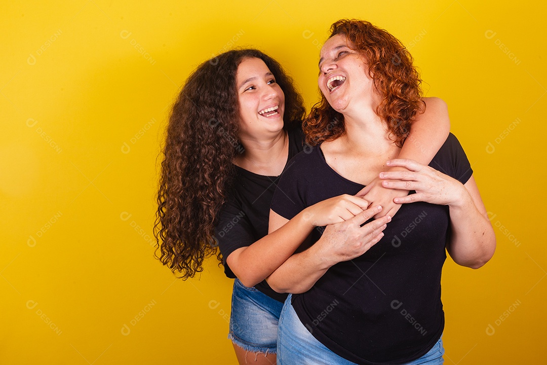 Avó ao lado de usa neta lindas mulheres felizes sobre fundo amarelo