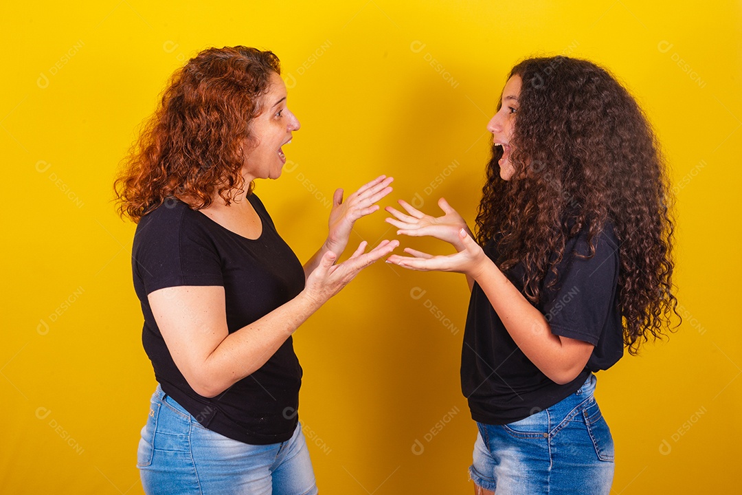 Lindas mulheres jovens sobre fundo isolado amarelo