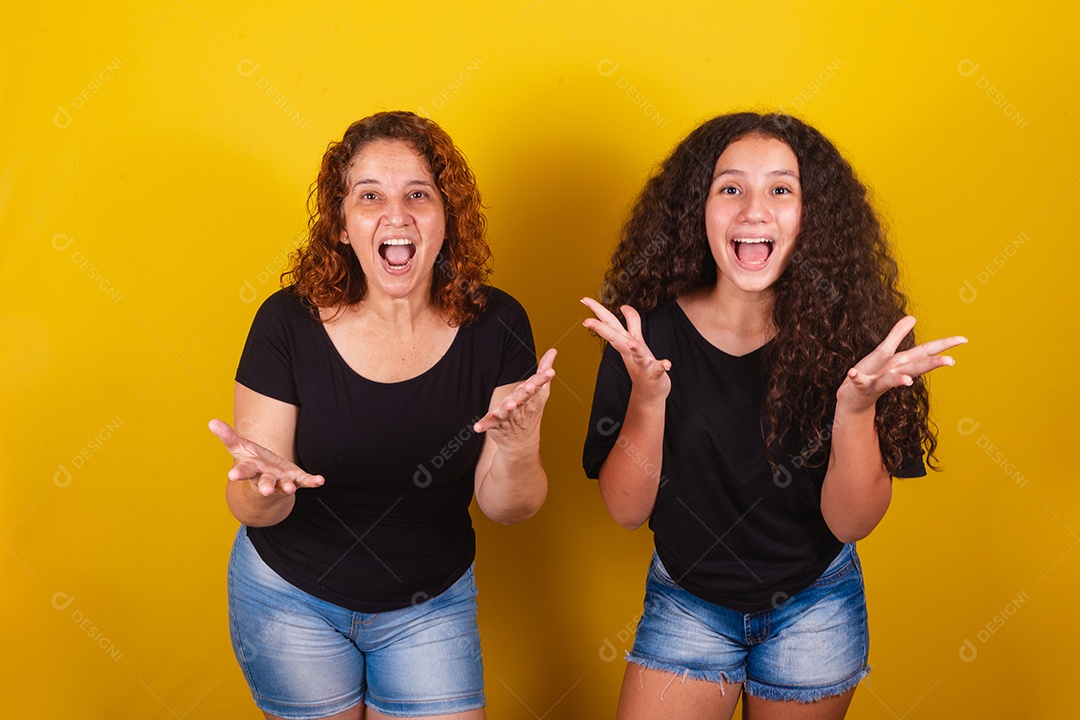 Lindas mulheres jovens sobre fundo isolado amarelo