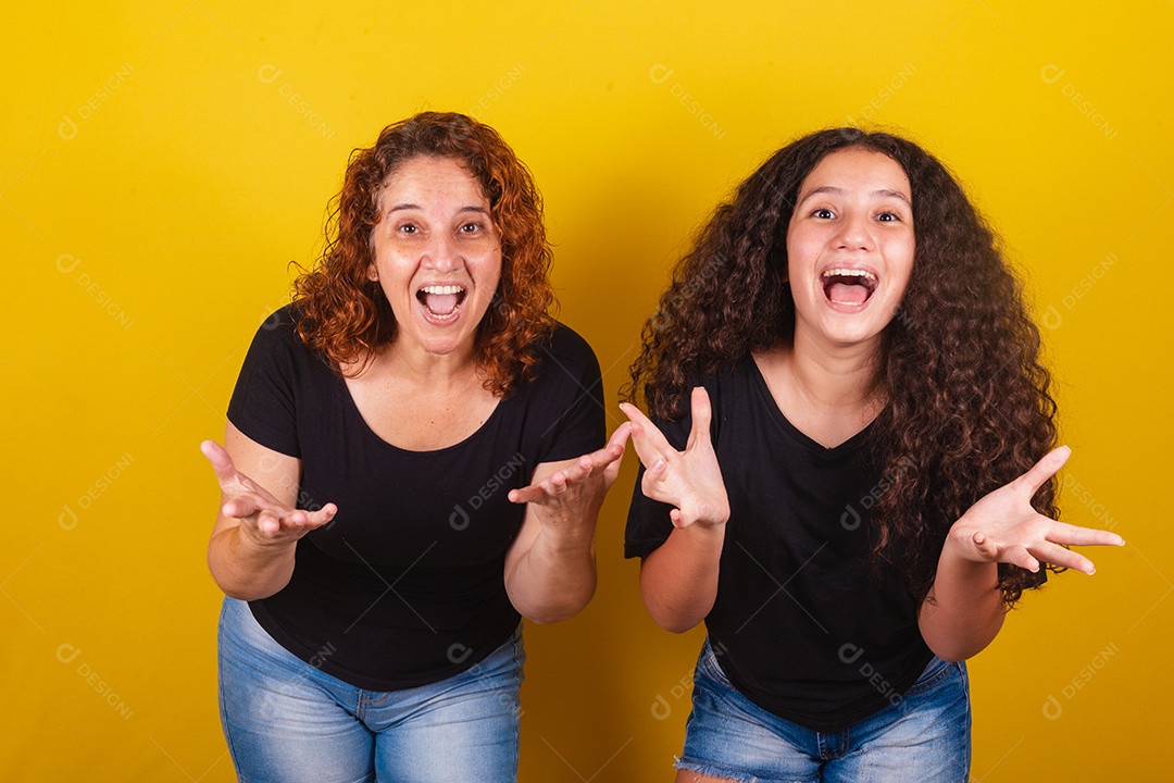 Lindas mulheres jovens sobre fundo isolado amarelo