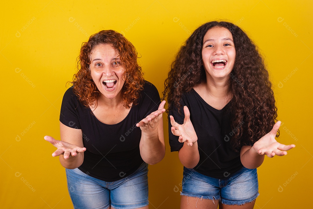 Lindas mulheres jovens sobre fundo isolado amarelo
