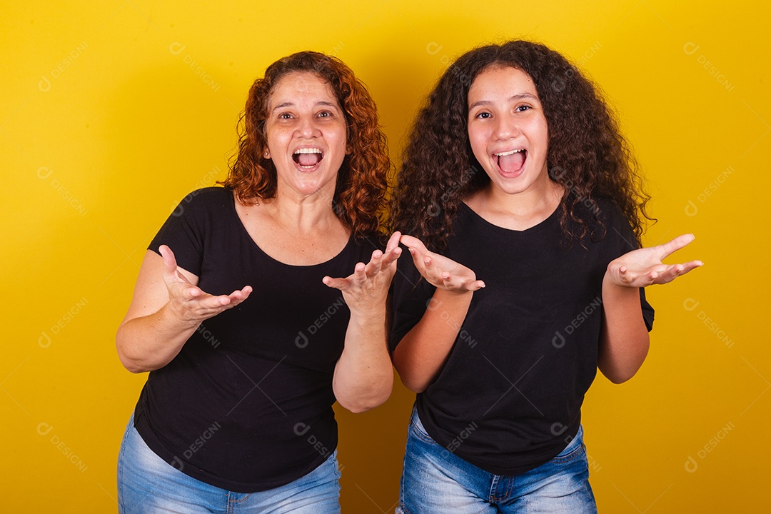 Lindas mulheres jovens sobre fundo isolado amarelo