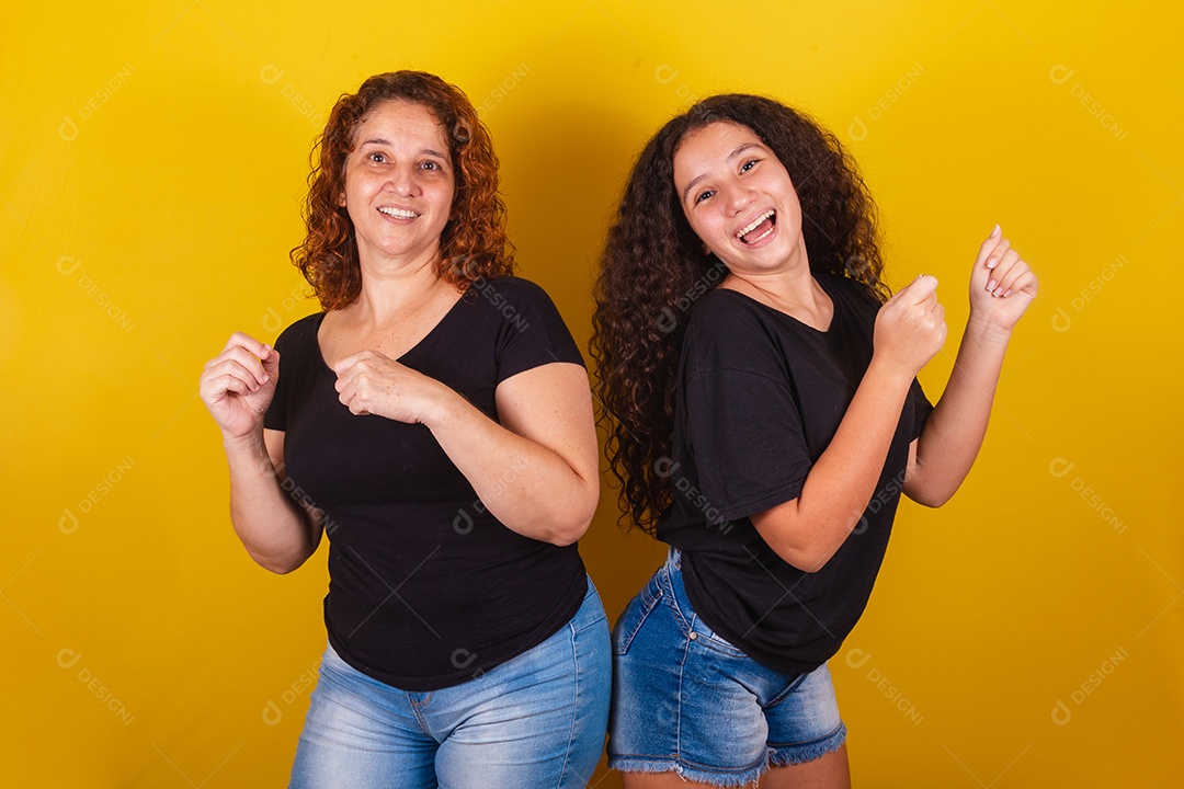 Lindas mulheres jovens sobre fundo isolado amarelo