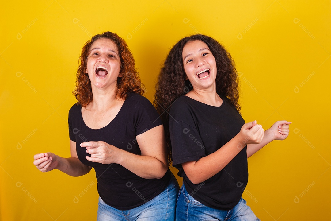 Lindas mulheres jovens sobre fundo isolado amarelo