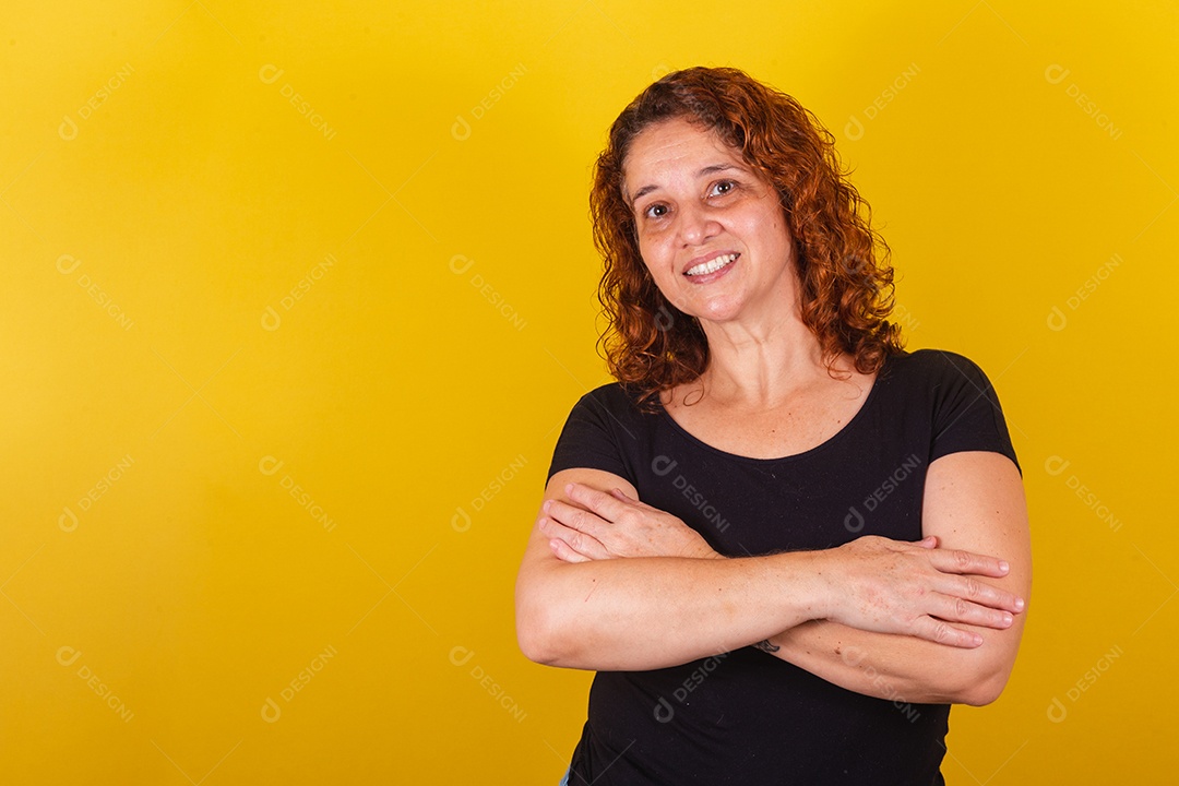Linda mulher jovem sorridente sobre fundo isolado amarelo