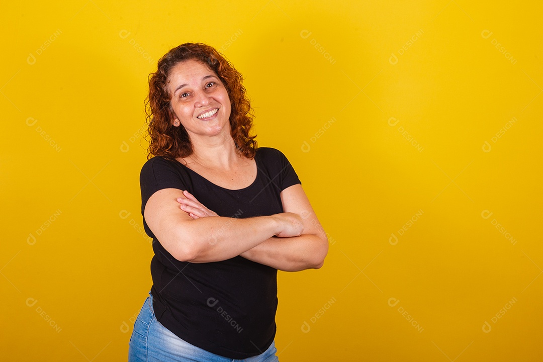 Linda mulher jovem sobre fundo isolado amarelo