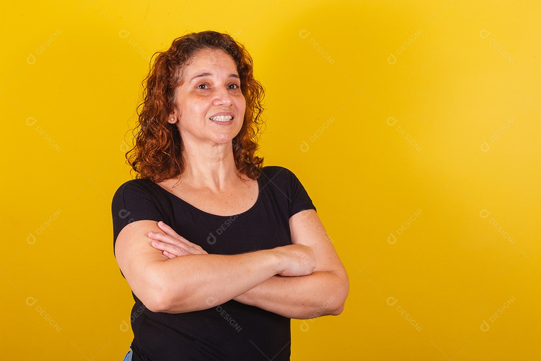 Linda mulher jovem sobre fundo isolado amarelo