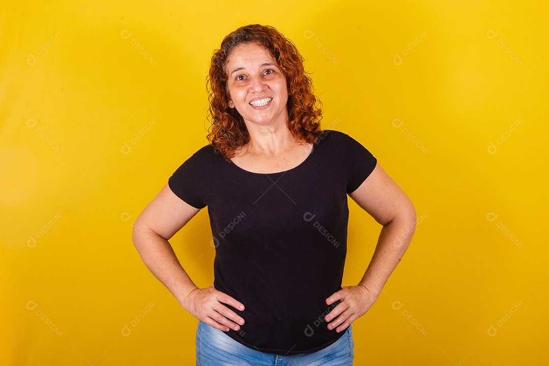 Linda mulher jovem sobre fundo isolado amarelo