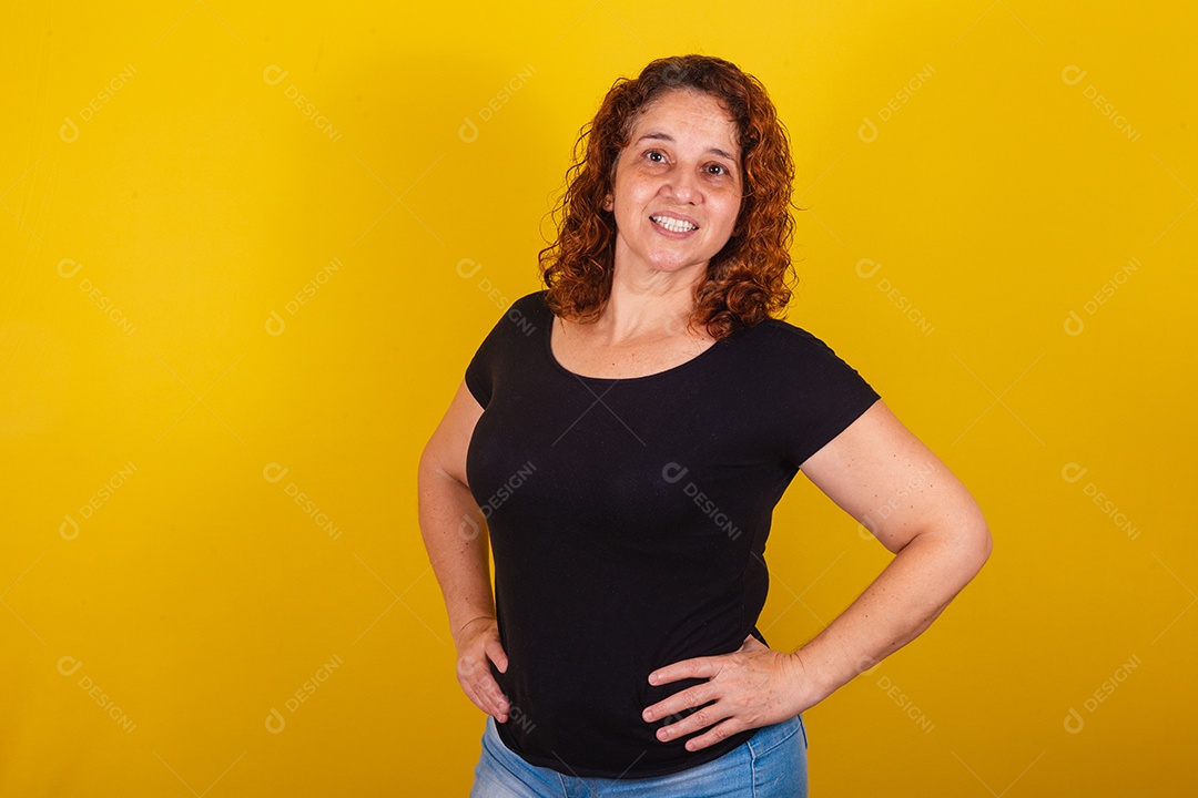 Linda mulher jovem sobre fundo isolado amarelo