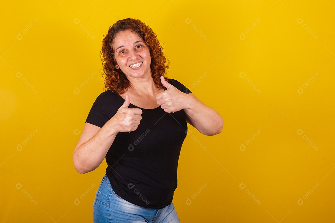 Linda mulher jovem sorridente sobre fundo isolado amarelo