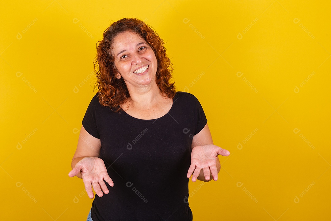 Linda mulher jovem sorridente sobre fundo isolado amarelo