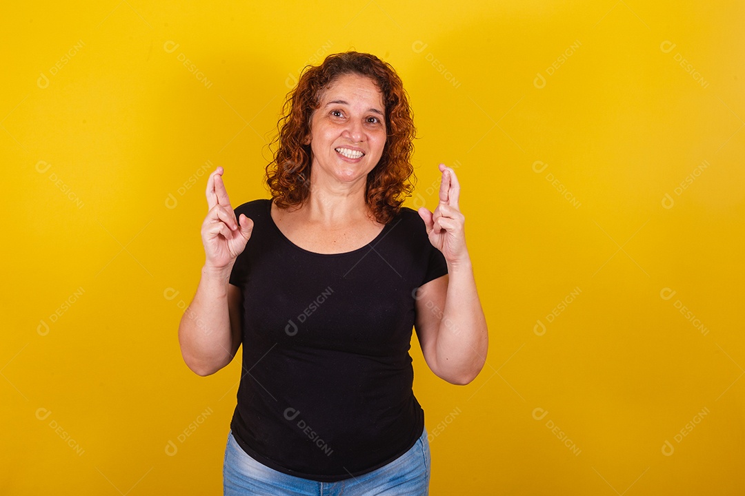 Linda mulher jovem sorridente sobre fundo isolado amarelo