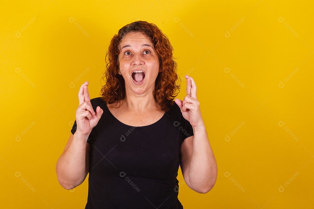 Linda mulher jovem sorridente sobre fundo isolado amarelo