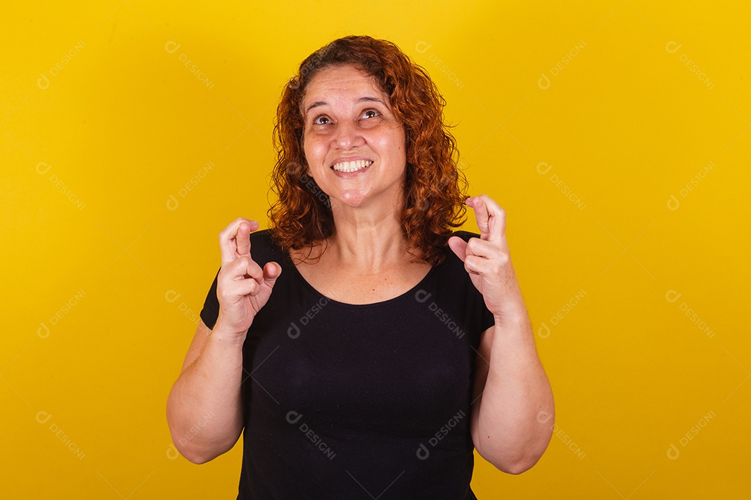 Linda mulher jovem sorridente sobre fundo isolado amarelo