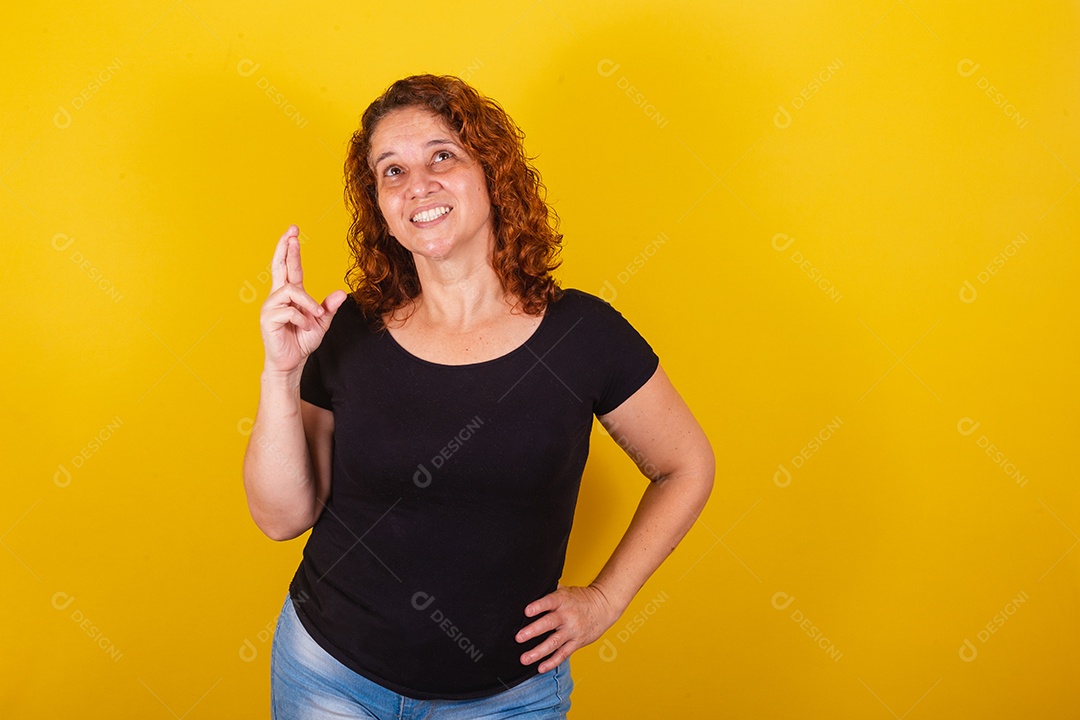 Linda mulher jovem sorridente sobre fundo isolado amarelo