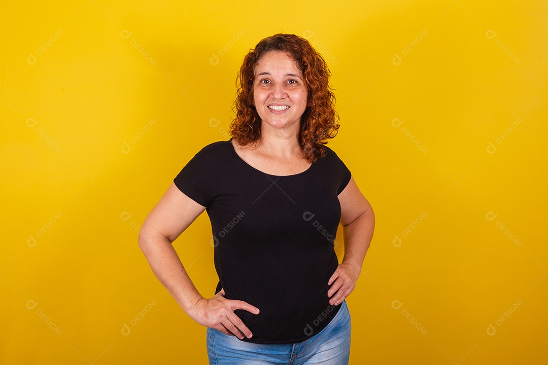 Linda mulher jovem sorridente sobre fundo isolado amarelo