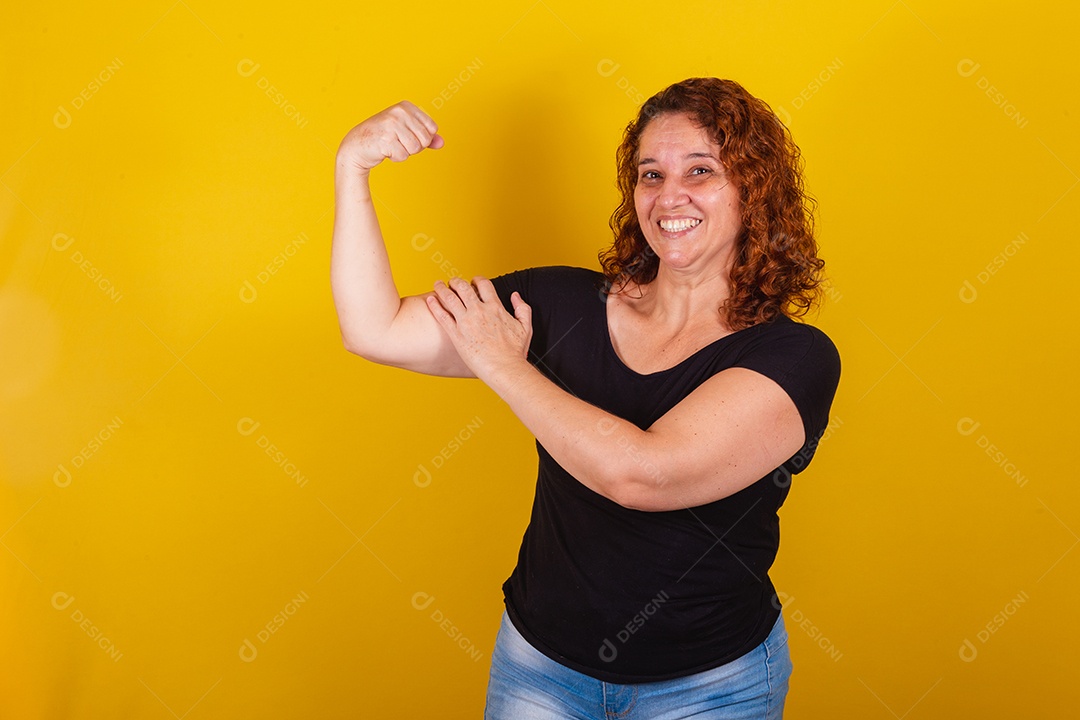 Linda mulher jovem sorridente sobre fundo isolado amarelo