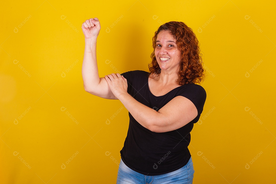 Linda mulher jovem sorridente sobre fundo isolado amarelo