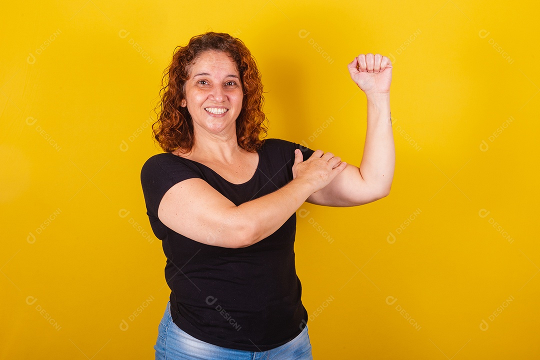Linda mulher jovem sorridente sobre fundo isolado amarelo