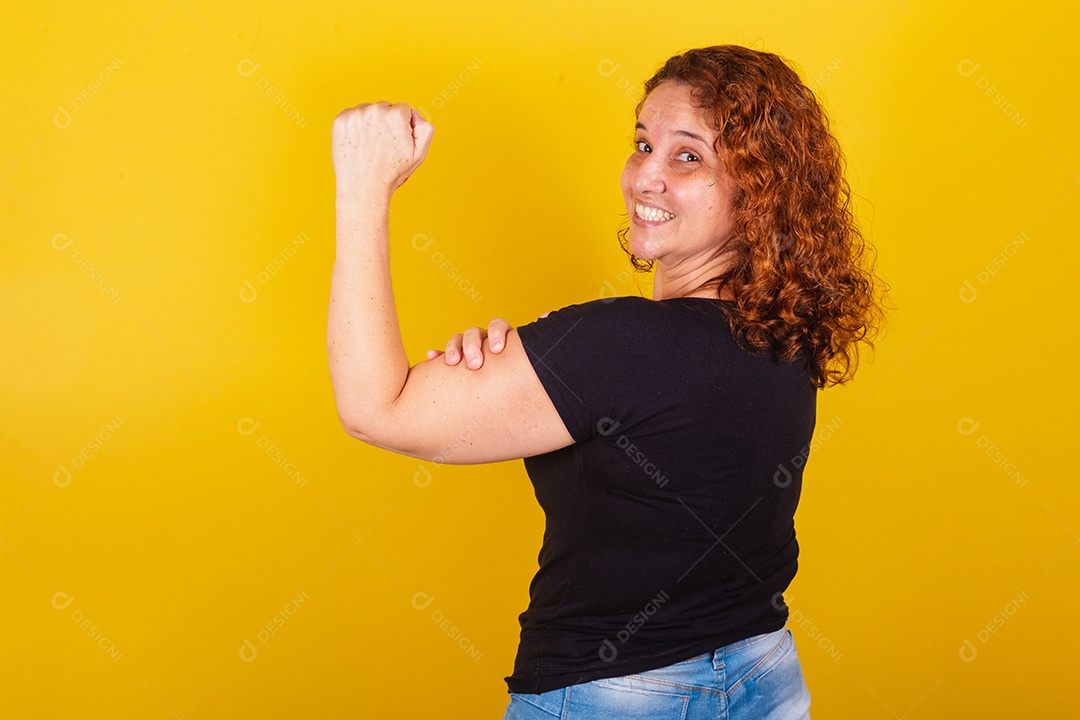 Linda mulher jovem sorridente sobre fundo isolado amarelo